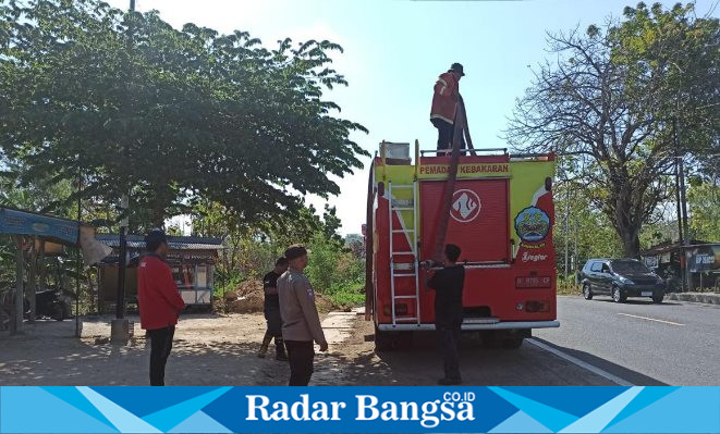 Terlihat Petugas saat membersihkan tetesn air garam di jalan Raya Paterongan (IST)