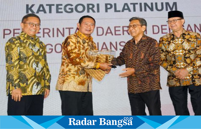 Bupati Lamongan Yuhronur Efendi saat menerima penghargaan  pada Kamis (5/9) di Auditorium Hotel Aryaduta, Jakarta (IST)