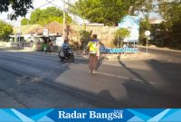 Anggota Polsek Tikung saat mengatur Lalin depan Mako Polsek Tikung (IST)