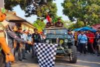 Pj Sekda Haeriah Yuliati di dampingi Kadisparbudpora Bondowoso Mulyadi melepas peserta gerak jalan unik Wibowo Wonosari- Bondowoso (IST)