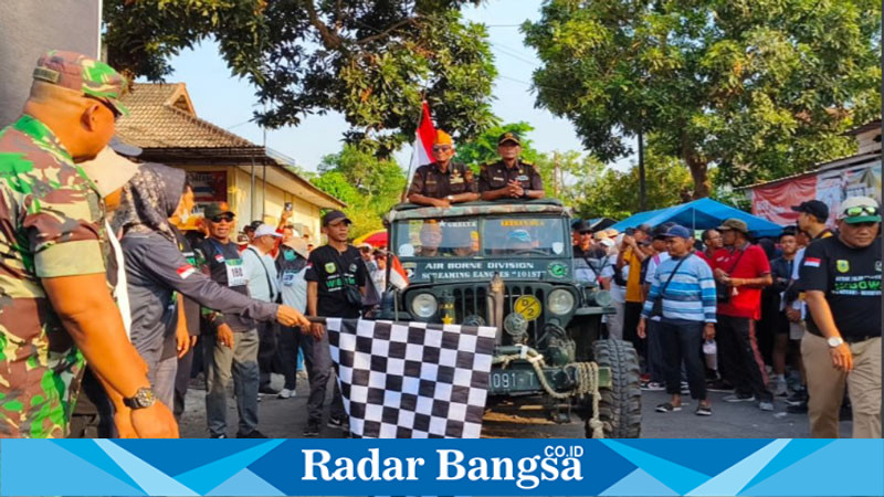 Pj Sekda Haeriah Yuliati di dampingi Kadisparbudpora Bondowoso Mulyadi melepas peserta gerak jalan unik Wibowo Wonosari- Bondowoso (IST)