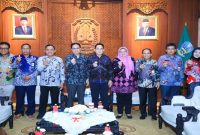 Pj.Gubernur Jawa Timur, Adhy Karyono, menerima kunjungan dari Kepala Puslitbang APTIKA dan IKP - BPSDM Kementerian Kominfo, Said Mirza Pahlevi, di Gedung Negara Grahadi,pada 17 September 2024.  