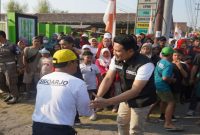 Plt Bupati Sidoarjo, Subandi, melepas peserta Jalan Sehat yang diadakan di Desa Tempel, Kecamatan Krian, Kabupaten Sidoarjo, pada Minggu pagi (15/9). 