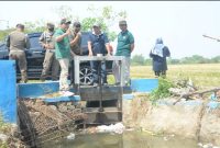 Plt Bupati Sidoarjo, H. Subandi, SH, M.Kn, bersama Kepala Dinas PU Bina Marga dan Sumber Daya Air (PUBMSDA), Dwi Eko Saptono, serta Camat Tarik, melakukan inspeksi mendadak (sidak) ke Sungai Segodobacang pada Senin pagi, (16/9). (IST)