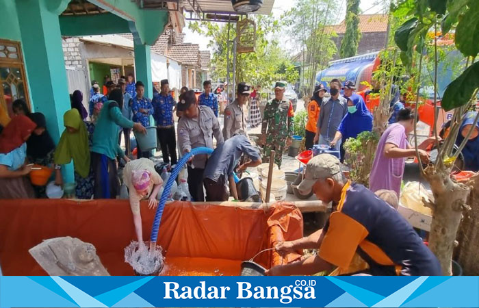 Waraga Dusun Mojokerep, Desa Wonokromo, Kecamatan Tikung, Kabupaten Lamongan saat menerima bantuan air bersih pada Selasa (17/09). (IST)