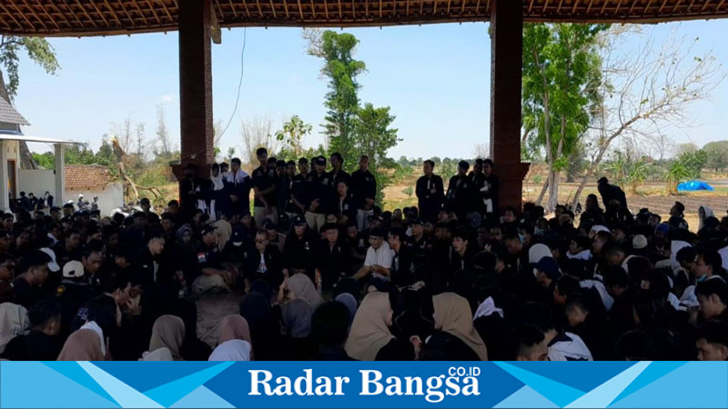 Mas Harto, S.Pd., MM, Ketua PSHT Cabang Lamongan,Pusat Madiun saat duduk bersama denga Warga PSHT di Balaipendopo Padepokan (Dok foto RadarBangsa) 