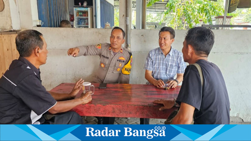 Kapolsek Tikung, IPTU Tulus Haryanto, SE., MH., bersama Kanit Samapta Polsek Tikung, IPDA Andi Nurcahya, S.H., saat menyampaikan pesan-pesan kepada Warga (IST)