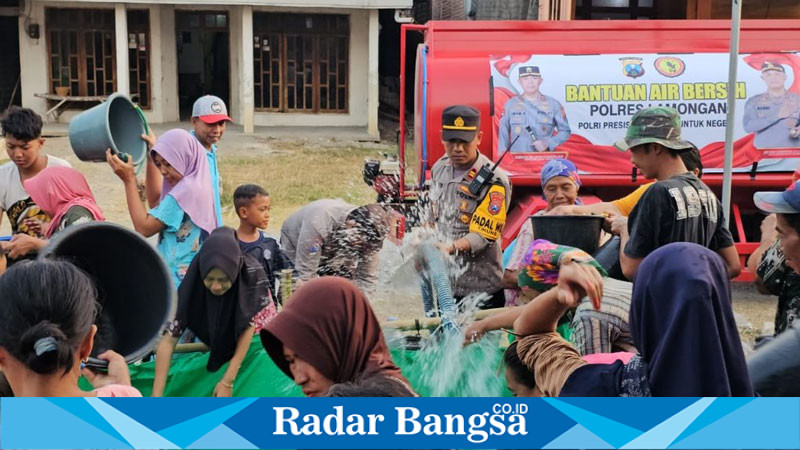 IPTU Tulus Haryanto, S.E., M.H., Kapolsek Tikung saat membagikan bantuan air bersih (IST)