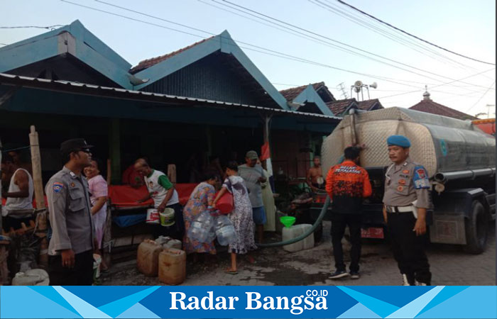 Anggota Polsek Tikung saat mengawal penyaluran air bersih (IST)