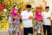 Khofifah Indar Parawansa bersama Putranya,  Yusuf Mannagalli yang akan menikah dengan Jihan Qonitatillah pada Jumat (20/9/2024).