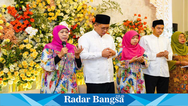 Khofifah Indar Parawansa bersama Putranya,  Yusuf Mannagalli yang akan menikah dengan Jihan Qonitatillah pada Jumat (20/9/2024).