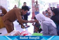 Plt Bupati Sidoarjo, Subandi, saat acara pembagian bantuan