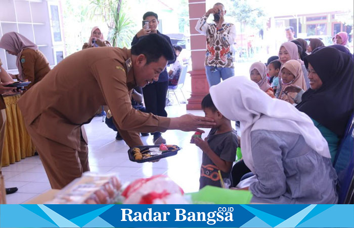 Plt Bupati Sidoarjo, Subandi, saat acara pembagian bantuan