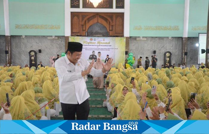 Plt. Bupati Sidoarjo, H. Subandi, SH, M.Kn., memberikan apresiasi atas inisiatif Majelis Ta'lim Bunda Muslimah Az-Zahra Sidoarjo