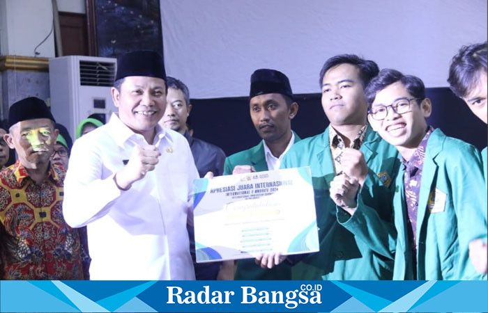 Plt. Bupati Sidoarjo Subandi saat menyerahkan bantuan (IST)