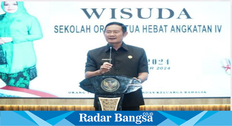 Bupati Lamongan, Yuhronur Efendi, memimpin prosesi wisuda untuk 432 peserta Sekolah Orang Tua Hebat (SOTH) Kabupaten Lamongan angkatan ke-IV pada Selasa (17/9) 