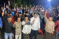 Cabup Deny Widyanarko bersama relawan di Posko Dusun Babadan, Desa Duwet (foto: Hikam)