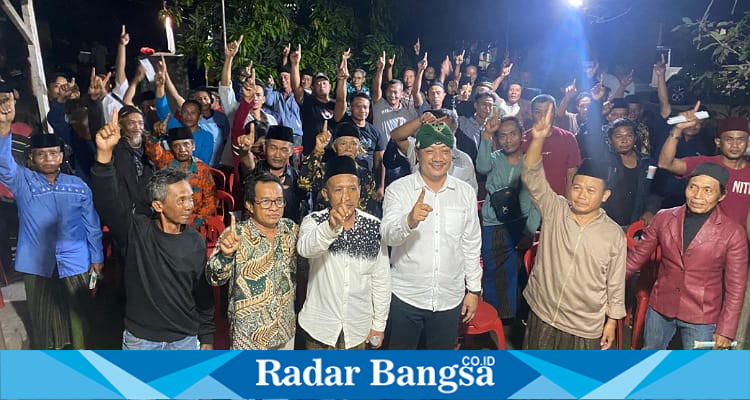 Cabup Deny Widyanarko bersama relawan di Posko Dusun Babadan, Desa Duwet (foto: Hikam)