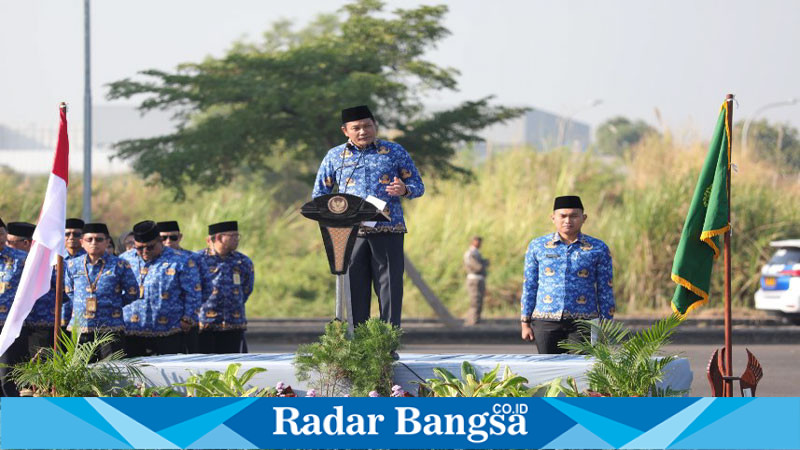 Plt Bupati Sidoarjo, Subandi, memimpin apel Aparatur Sipil Negara (ASN) yang dilaksanakan pada Senin (17/9/2024) di Mall Pelayanan Publik (MPP) Sidoarjo