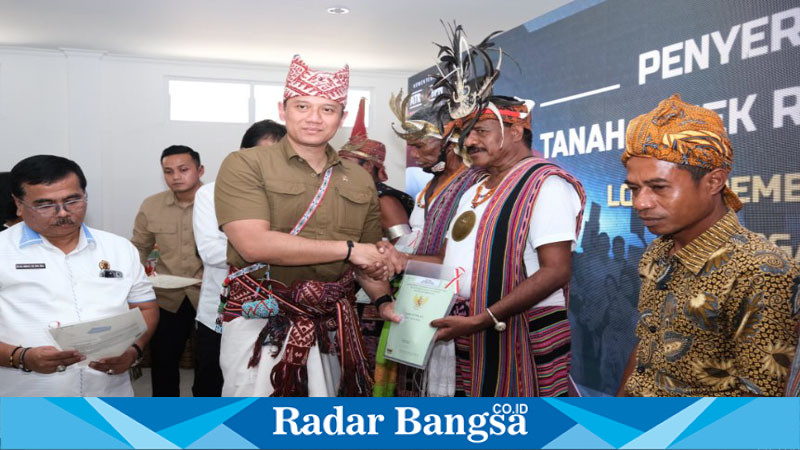 Menteri Agraria dan Tata Ruang/Kepala Badan Pertanahan Nasional (ATR/BPN), Agus Harimurti Yudhoyono (AHY)  saat  menyerahkan sertipikat di  Desa Oebola Dalam, Kecamatan Fatuleu, Kabupaten Kupang, NTT.