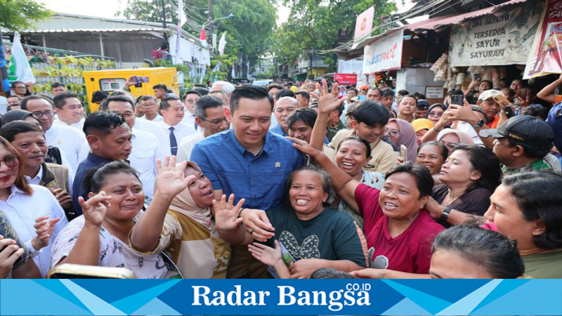 Menteri Agraria dan Tata Ruang/Kepala Badan Pertanahan Nasional (ATR/BPN), Agus Harimurti Yudhoyono (AHY)  saat menyapa warga Kelurahan Tanah Tinggi, Kecamatan Johar Baru, Jakarta Pusat.