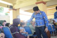 Plt. Bupati Sidoarjo, H. Subandi SH, M.Kn, saat memantua penyaluran bantuan pada Selasa (17/9). 