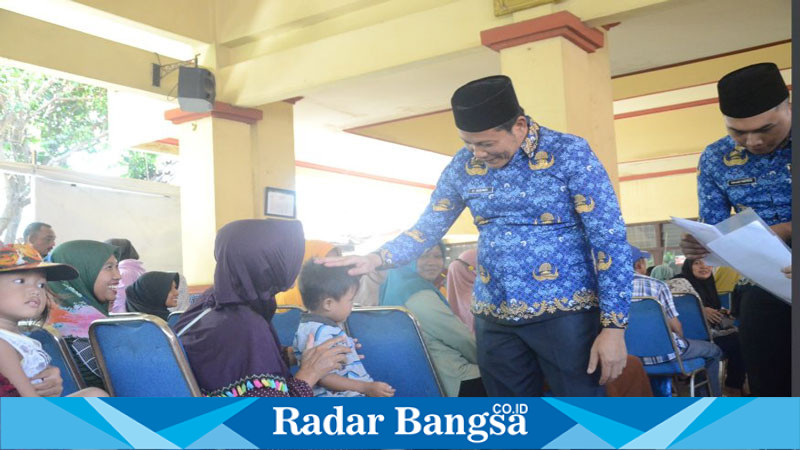 Plt. Bupati Sidoarjo, H. Subandi SH, M.Kn, saat memantua penyaluran bantuan pada Selasa (17/9). 