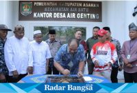 Wakil Bupati Asahan, Taufik Zainal Abidin Siregar, S.Sos, M.Si, meresmikan Kantor Balai Desa Air Genting di Kecamatan Air Batu pada Minggu (01/09/2024). (IST)