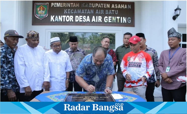 Wakil Bupati Asahan, Taufik Zainal Abidin Siregar, S.Sos, M.Si, meresmikan Kantor Balai Desa Air Genting di Kecamatan Air Batu pada Minggu (01/09/2024). (IST)