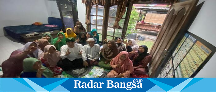 Mas Deny foto bersama dengan jamaah ibu-ibu muslimat (foto:HK)