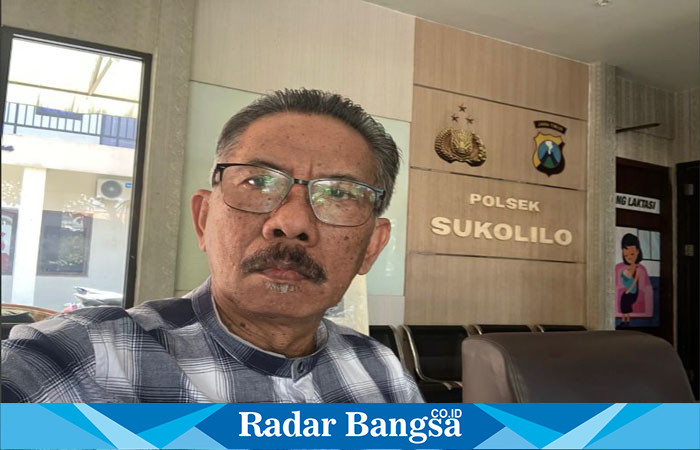  Ketua YLPK Jatim, M. Said Sutomo sewaktu mendampingi pemeriksaan warga Bale Hinggil sebagai saksi pelapor kasus pencurian spanduk di Mapolsek Sukolilo, Senin (9/9/2024) siang (Foto : Dok Pribadi M. Said Sutomo)