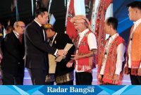 Menteri Agraria dan Tata Ruang/Kepala Badan Pertanahan Nasional (ATR/BPN), Agus Harimurti Yudhoyono (AHY) saat menyerahkan langsung sertipikat untuk tanah ulayat, bagi Masyarakat Hukum Adat Menua Kulan dan Iban Menua Sungai Utik, Desa Batu Lintang, Kapuas Hulu, Kalimantan Barat.