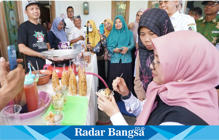 Bupati Banyuwangi, Ipuk Fiestiandani, saat mencicipi makanan (IST)