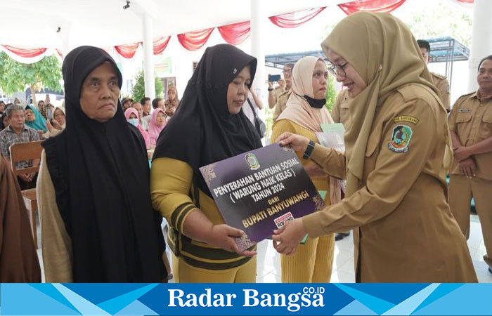 Bupati Ipuk Fiestiandani saat menyerahkan bantuan di Kelurahan Penganjuran, Kecamatan Banyuwangi, pada Senin (2/9/2024). (IST)