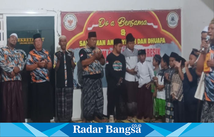 Ketua GMBI Gresik beserta para pengurus dan anak yatim memanjatkan do'a bersama. (ist)