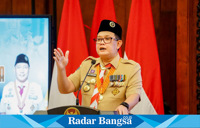 Pj. Gubernur Jawa Timur, Adhy Karyono, saat  resmi melantik pengurus MABI) dan pimpinan SAKA Pramuka bidang penanggulangan bencana Jawa Timur periode 2024-2025 di Ruang Bhinaloka Adhikara, Kantor Gubernur, pada Kamis (5/9).