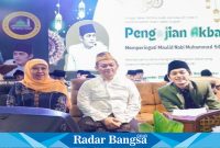 (kanan) Ketua Umum PP Muslimat NU dan calon gubernur Jawa Timur, Khofifah Indar Parawansa, hadiri  acara Maulid Nabi serta pengajian akbar yang digelar di halaman Langgar Besar Miftahul Huda Rungkut, Surabaya, pada Minggu (1/9/2024). 