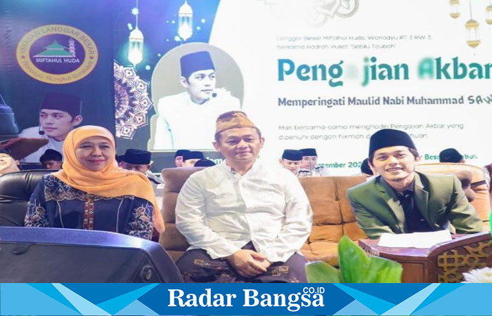 (kanan) Ketua Umum PP Muslimat NU dan calon gubernur Jawa Timur, Khofifah Indar Parawansa, hadiri  acara Maulid Nabi serta pengajian akbar yang digelar di halaman Langgar Besar Miftahul Huda Rungkut, Surabaya, pada Minggu (1/9/2024). 