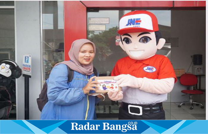 JONI Membagikan bingkisan menarik kepada pelanggan di counter JNE pada Hari Pelanggan Nasional