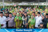 Khofifah saat menghadiri peringatan Harlah Muslimat NU ke-78 yang diselenggarakan oleh PC Muslimat NU Kabupaten Tulungagung di Stadion Beji, Boyolangu, pada Kamis, 6 September 2024