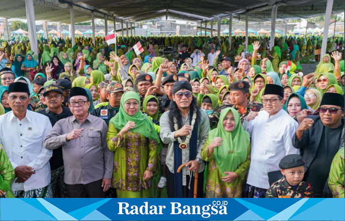 Khofifah saat menghadiri peringatan Harlah Muslimat NU ke-78 yang diselenggarakan oleh PC Muslimat NU Kabupaten Tulungagung di Stadion Beji, Boyolangu, pada Kamis, 6 September 2024