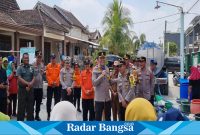 Kapolres Lamongan AKBP Bobby Adimas Condro Putra, SH, S.I.K., M.Si., memimpin kegiatan bhakti sosial dan penyaluran bantuan air bersih di Dusun Wonorejo, Desa Wonokromo (IST)