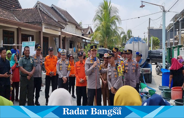 Kapolres Lamongan AKBP Bobby Adimas Condro Putra, SH, S.I.K., M.Si., memimpin kegiatan bhakti sosial dan penyaluran bantuan air bersih di Dusun Wonorejo, Desa Wonokromo (IST)