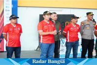 Bupati Lamongan, Yuhronur Efendi, saat membuka turnamen futsal yang digelar untuk memperingati Hari Kemerdekaan dan diinisiasi oleh Jawa Pos Radar Lamongan (IST)