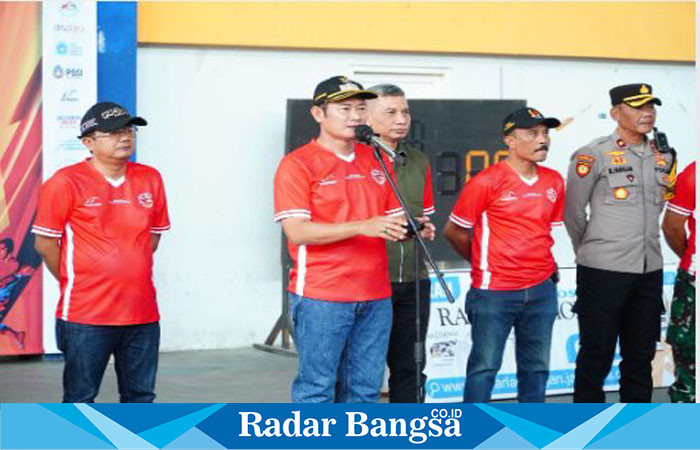 Bupati Lamongan, Yuhronur Efendi, saat membuka turnamen futsal yang digelar untuk memperingati Hari Kemerdekaan dan diinisiasi oleh Jawa Pos Radar Lamongan (IST)