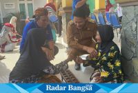 Plt Bupati Sidoarjo, Subandi saat menyapa Masyarakat Desa di Kecamatan Wonoayu, yang berlangsung di Desa Jimbaran Wetan pada Senin (2/9/2024).