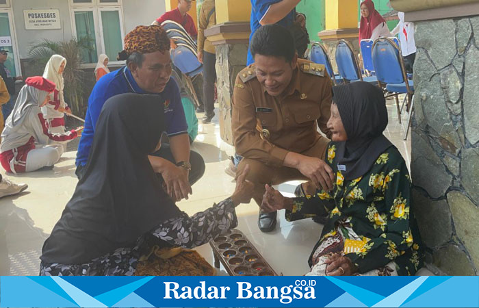 Plt Bupati Sidoarjo, Subandi saat menyapa Masyarakat Desa di Kecamatan Wonoayu, yang berlangsung di Desa Jimbaran Wetan pada Senin (2/9/2024).