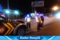 Anggota Polsek Tikung saat patroli di depan Masjid Namira (IST)