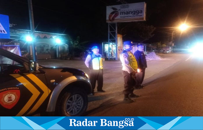 Anggota Polsek Tikung saat patroli di depan Masjid Namira (IST)