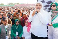 Calon Gubernur Jawa Timur Nomor Urut 2, Khofifah Indar Parawansa, melepas keberangkatan puluhan ribu peserta Jalan Sehat Hari Santri Nasional 2024 di Stadion Wilis (Hms)